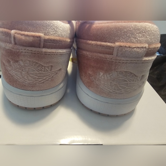 SOLD- JORDAN WMNS AIR JORDAN 1 LOW SE"Pink Velvet" - Picture 4 of 12